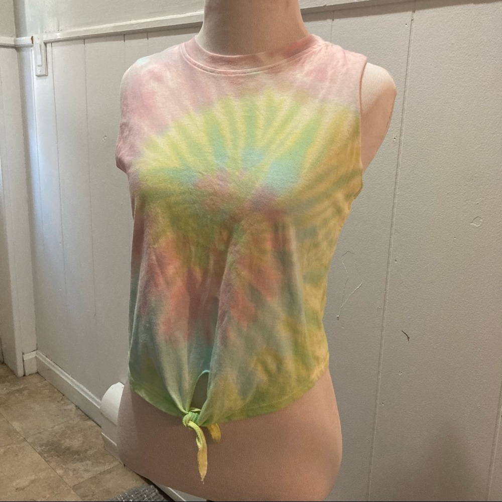 NWT super cute tie-dye crop top with knotted bottom. Xs